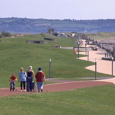 Modern 1 Bed Apartment Next To Beach And Golf Course Llanelli Esterno foto