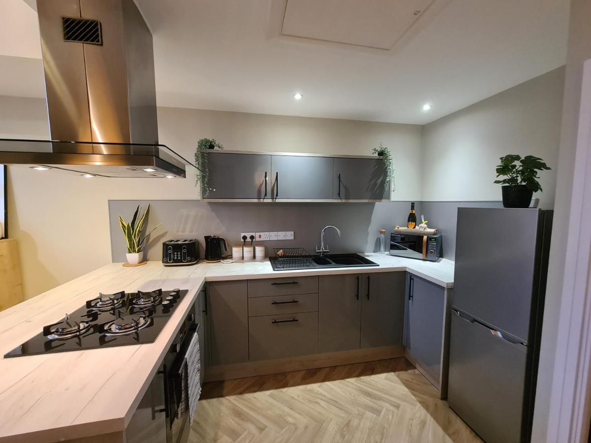 Modern 1 Bed Apartment Next To Beach And Golf Course Llanelli Esterno foto