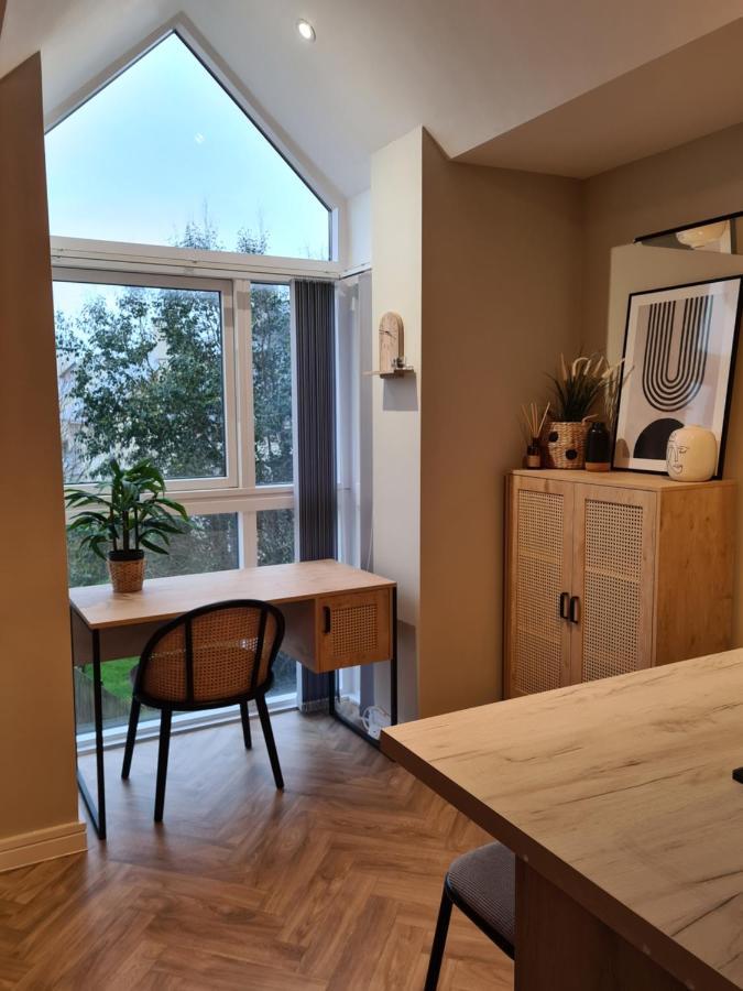 Modern 1 Bed Apartment Next To Beach And Golf Course Llanelli Esterno foto