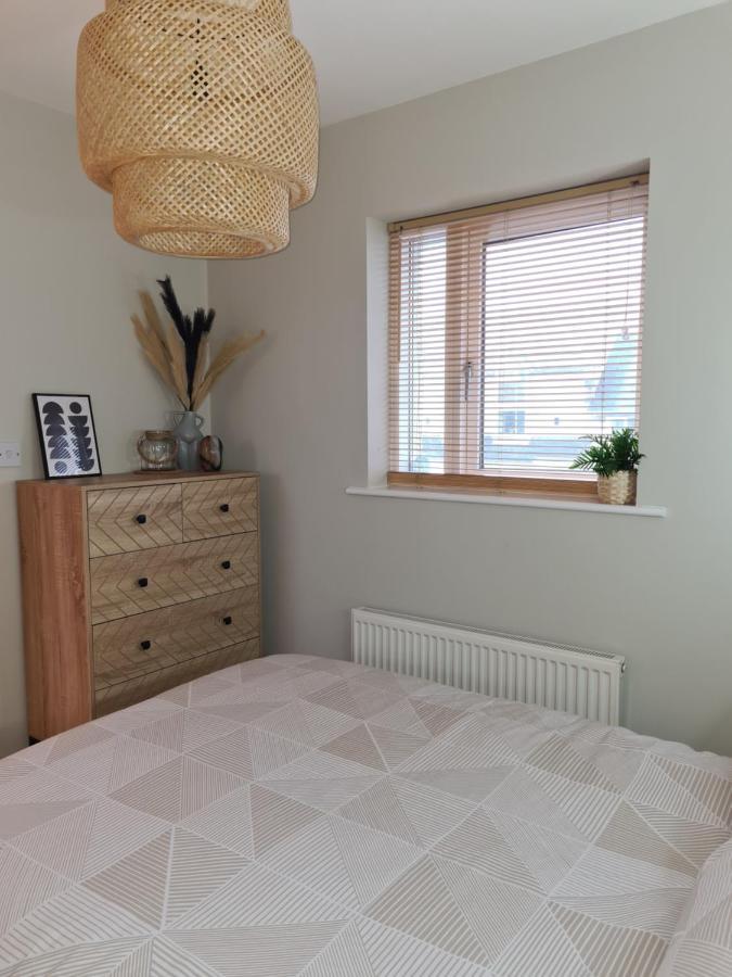 Modern 1 Bed Apartment Next To Beach And Golf Course Llanelli Esterno foto