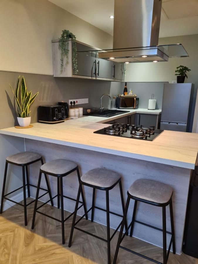 Modern 1 Bed Apartment Next To Beach And Golf Course Llanelli Esterno foto