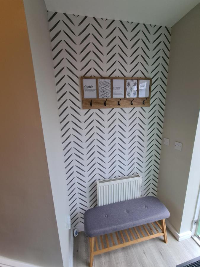 Modern 1 Bed Apartment Next To Beach And Golf Course Llanelli Esterno foto