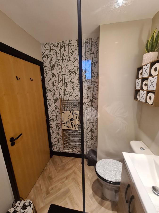 Modern 1 Bed Apartment Next To Beach And Golf Course Llanelli Esterno foto