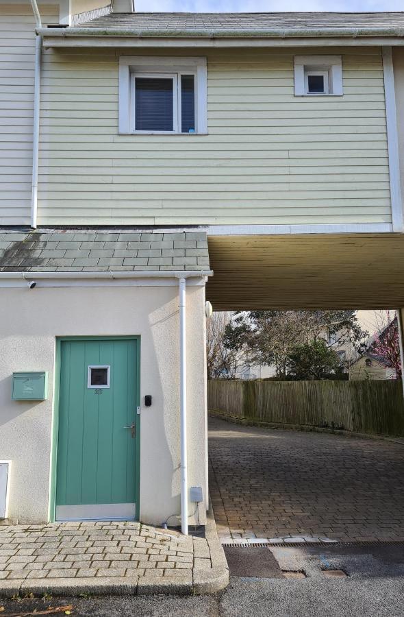 Modern 1 Bed Apartment Next To Beach And Golf Course Llanelli Esterno foto