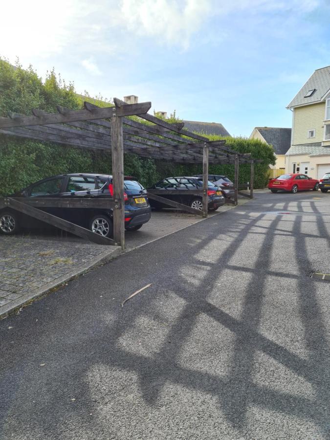 Modern 1 Bed Apartment Next To Beach And Golf Course Llanelli Esterno foto