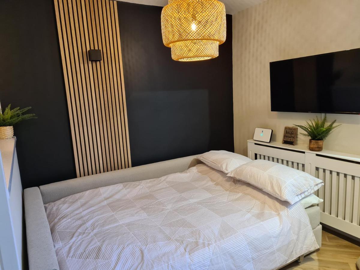 Modern 1 Bed Apartment Next To Beach And Golf Course Llanelli Esterno foto