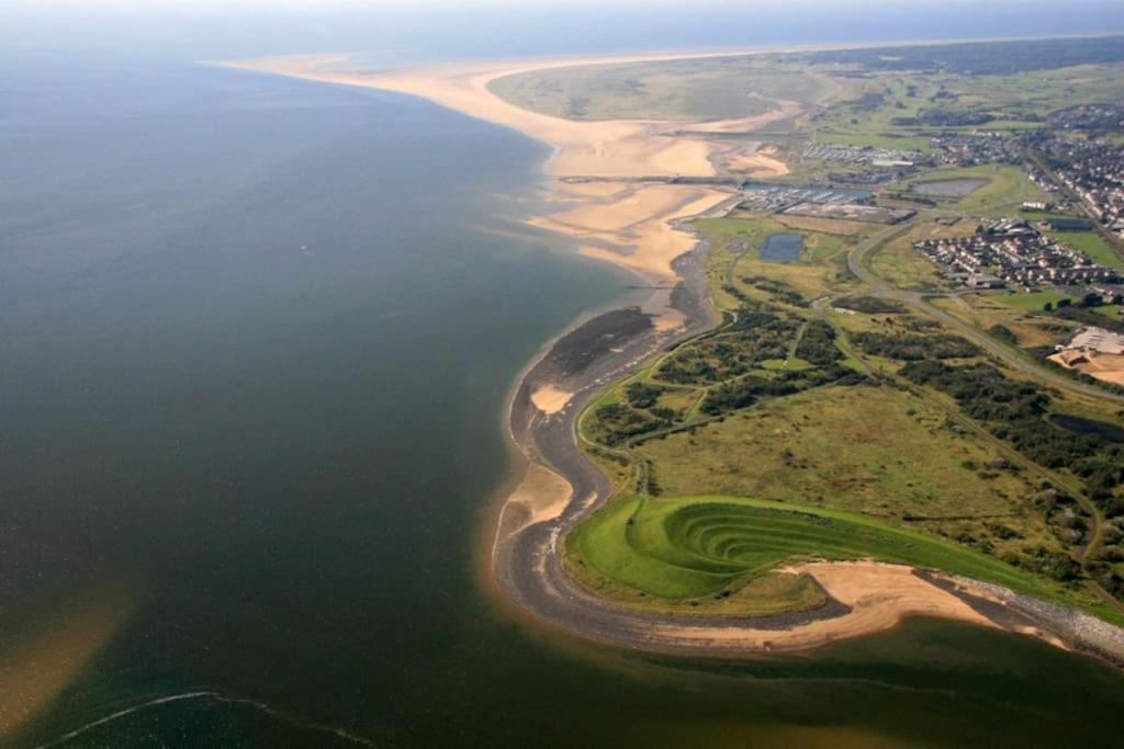 Modern 1 Bed Apartment Next To Beach And Golf Course Llanelli Esterno foto