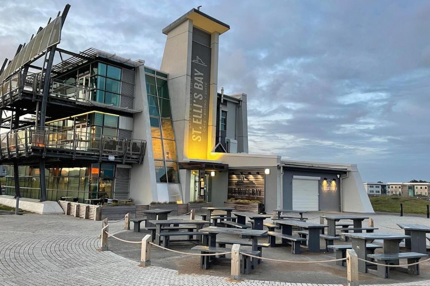 Modern 1 Bed Apartment Next To Beach And Golf Course Llanelli Esterno foto
