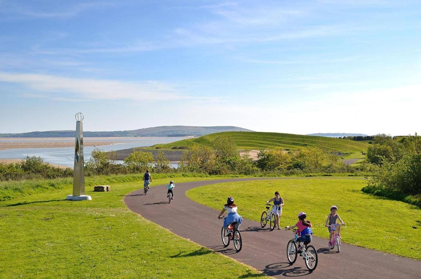 Modern 1 Bed Apartment Next To Beach And Golf Course Llanelli Esterno foto