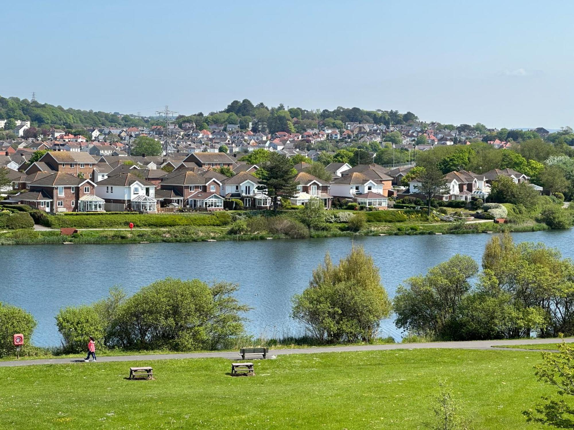 Modern 1 Bed Apartment Next To Beach And Golf Course Llanelli Esterno foto